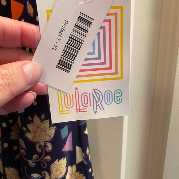 LulaRoe Perfect Tee, Size XL (18-22), NWT - Picture 3 of 3